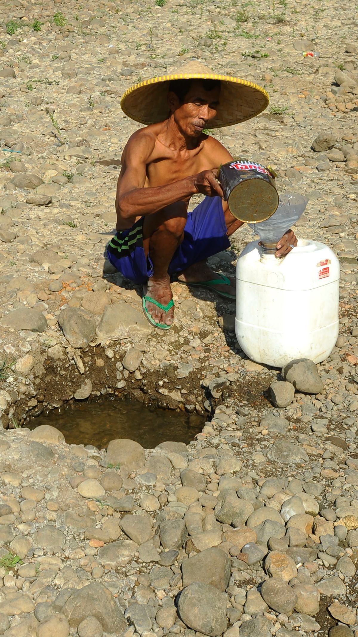 FOTO: Potret Miris Warga Bogor Terdampak El Nino, Gali Sumur di Tengah Sungai Demi Dapatkan Air