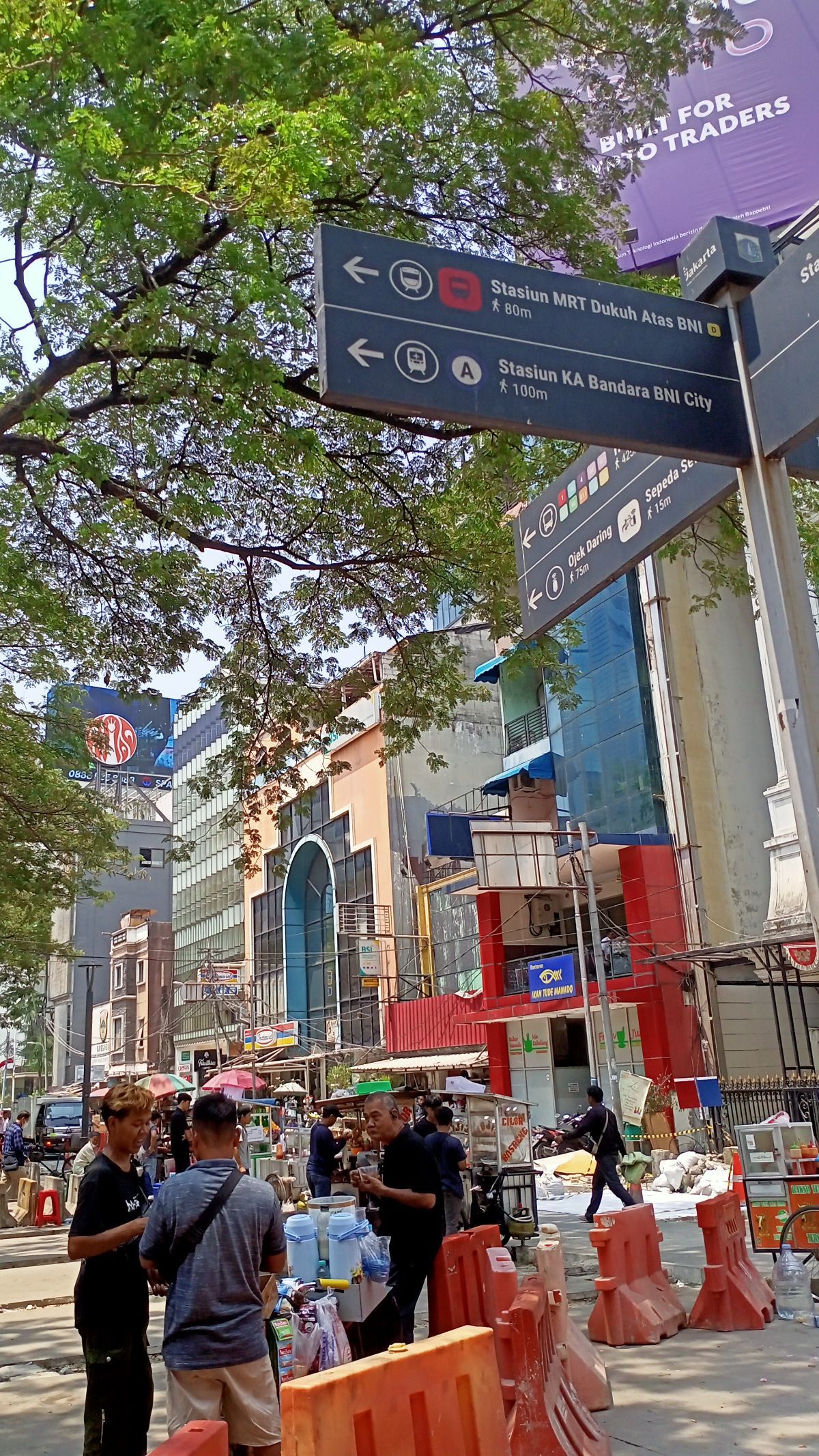 Raup Cuan 'Street Food' Jelang Senja di Depan Stasiun Sudirman