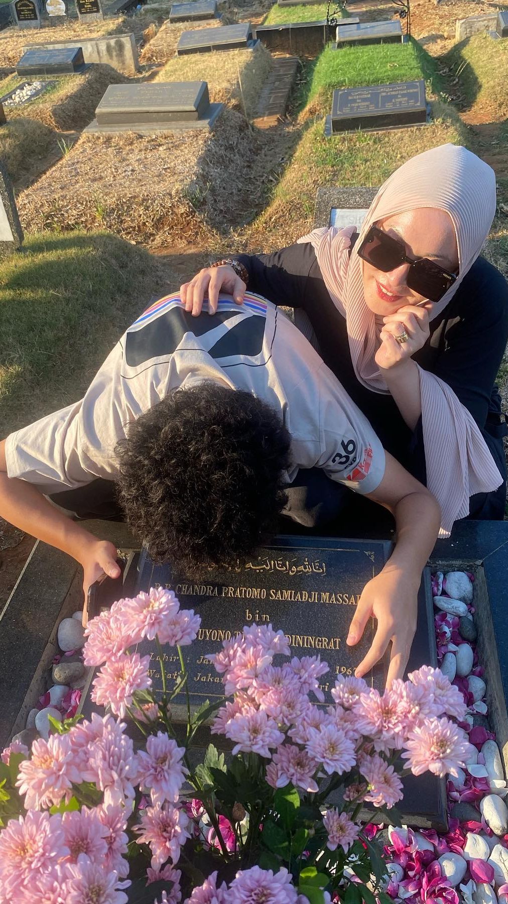 Momen Angelina Sondakh Ajak Anak Ziarah ke Makam Adjie Massaid, Pose Keanu Cium Nisan Sang Ayah Bikin Haru