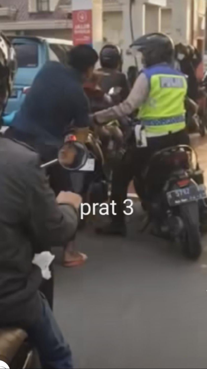 Viral Pemotor Tak Pakai Helm Didatangi Polantas Saat di SPBU & Kunci Motor Dicabut, Ini Cerita Sebenarnya