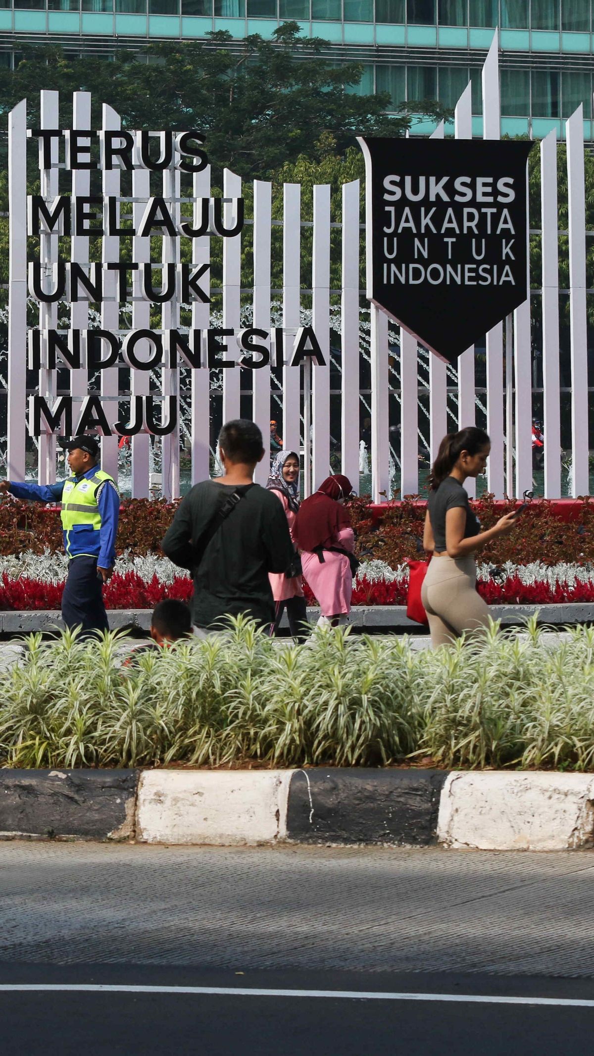 FOTO: Meski CFD Ditiadakan untuk KTT ASEAN , Warga Tetap Asyik Olahraga di Kawasan Sudirman-Thamrin