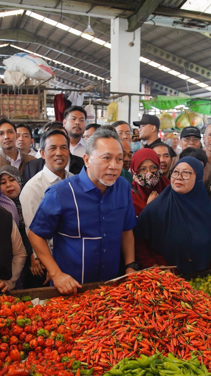 Kunjungi Pasar di Pontianak, Mendag Zulkifli Hasan Ungkap Stok Bapok Stabil dan Harga Cenderung Turun