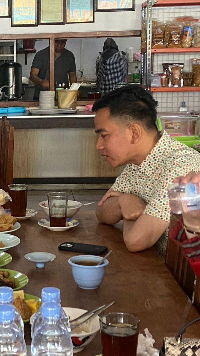 Puan Pamer Keakraban Bersama Gibran Makan Soto di Solo