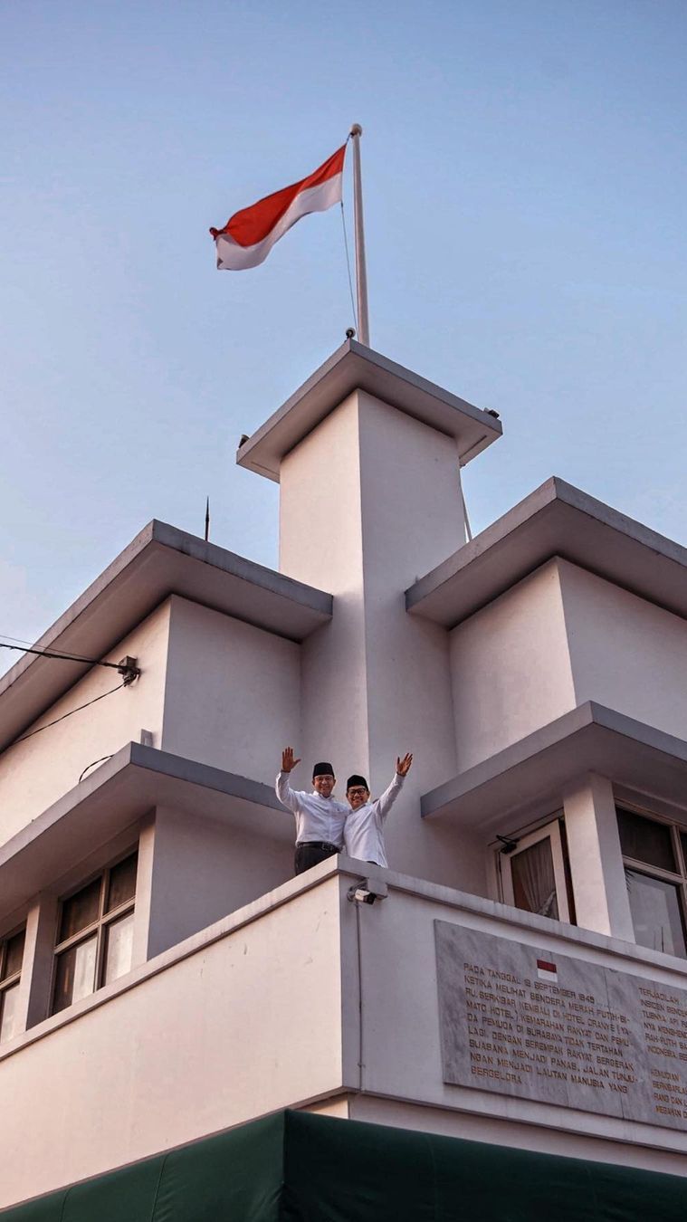 VIDEO: Momen Anies-Cak Imin Lambaikan Tangan ke Relawan Ganjar yang Nyanyi Depan Hotel Majapahit