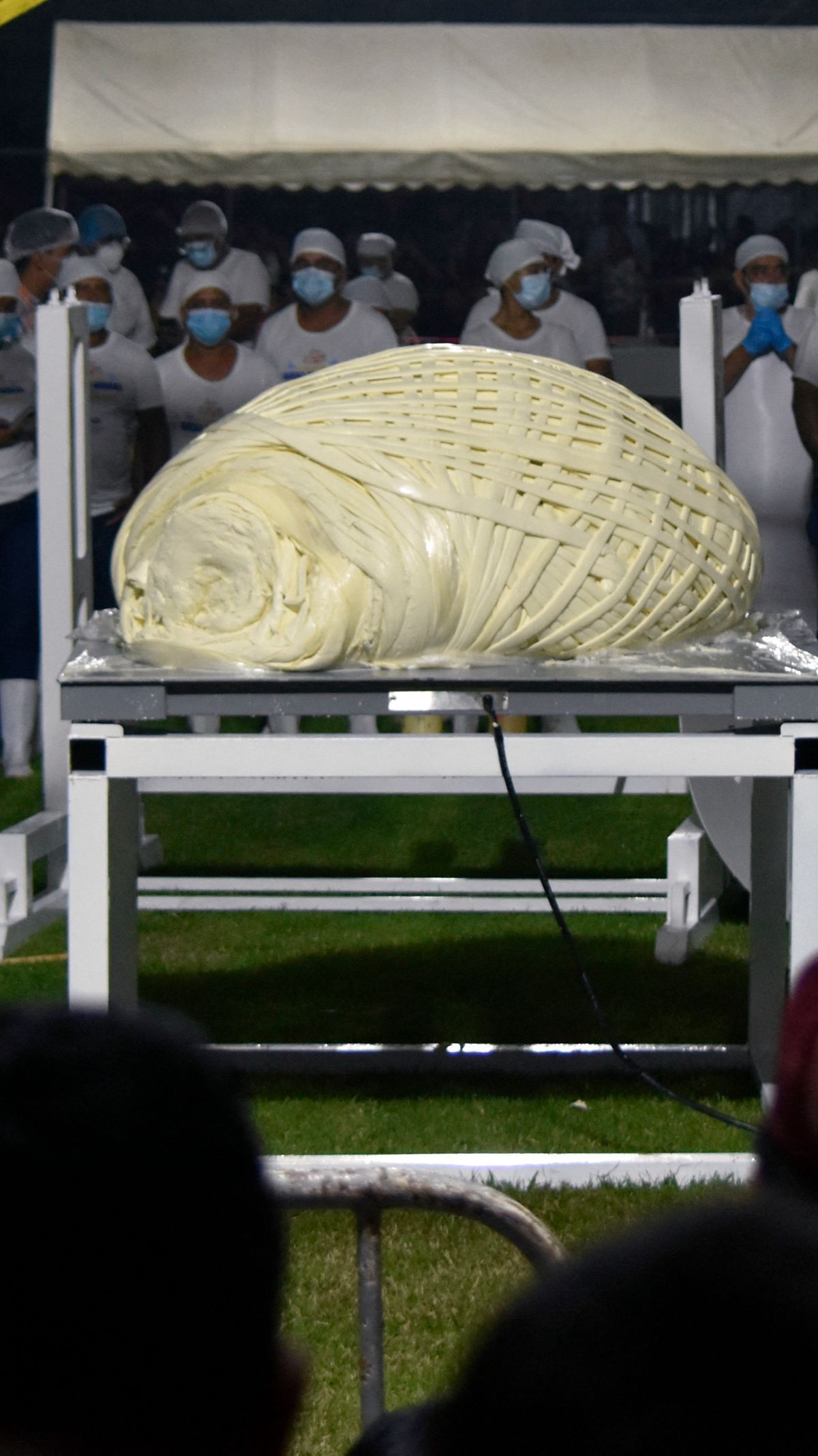 FOTO: Wujud Bola Keju Terbesar Dunia Seberat 558 kilogram Pecahkan Guinness World Records