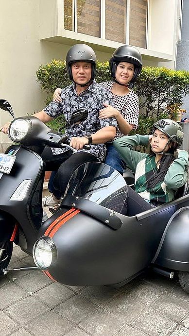 Potret Kompak Annisa Pohan dan AHY serta Aira Jalan-jalan Naik Vespa