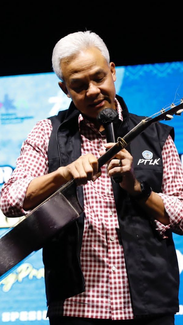 Pamitan Sebagai Gubernur, Ganjar Diberi Gitar Tua oleh Pengamen Jalanan