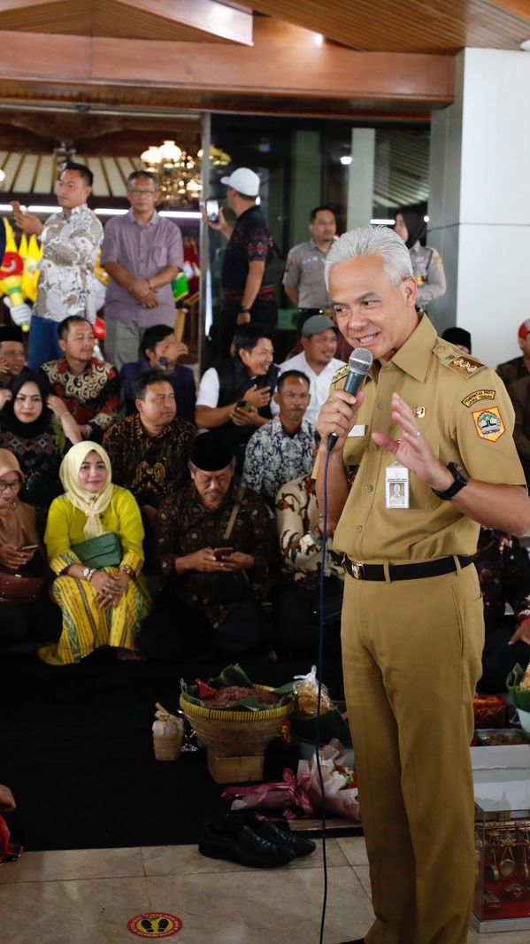 Digeruduk Petani hingga Seniman, Ganjar Kenang Romantisme Gotong Royong Membangun Jateng