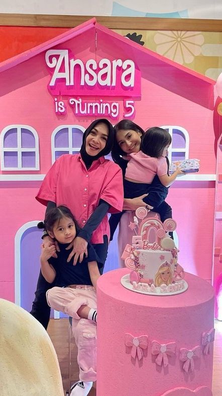 8 Foto Ulang Tahun Ansara Ke-5 Bertema Barbie, Dirayakan Bersama Keluarga