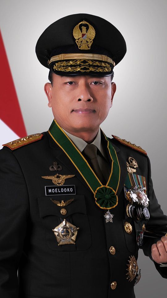 Mantan Panglima TNI Makan di Emperan Toko, Gayanya Santuy Pakai Sendal Teplek