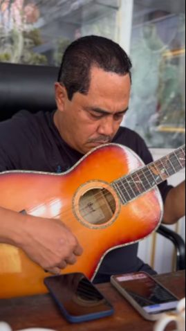 Duduk Santai Sambil Bermain Gitar dan Menikmati Secangkir Kopi, Wakapolri Ini Membawakan Lagu 'Yang Terlupakan' dari Iwan Fals