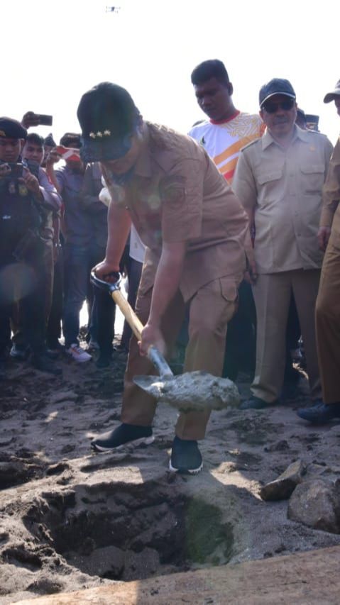 Di Akhir Masa Jabatan, Gubernur Sulsel Letakkan Batu Pertama Tanggul Penahan Abrasi