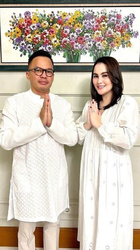 Jennifer Dunn Duduk Lesehan dan Makan Nasi Liwet Pakai Lauk Jengkol saat Diundang ke Rumah Warga