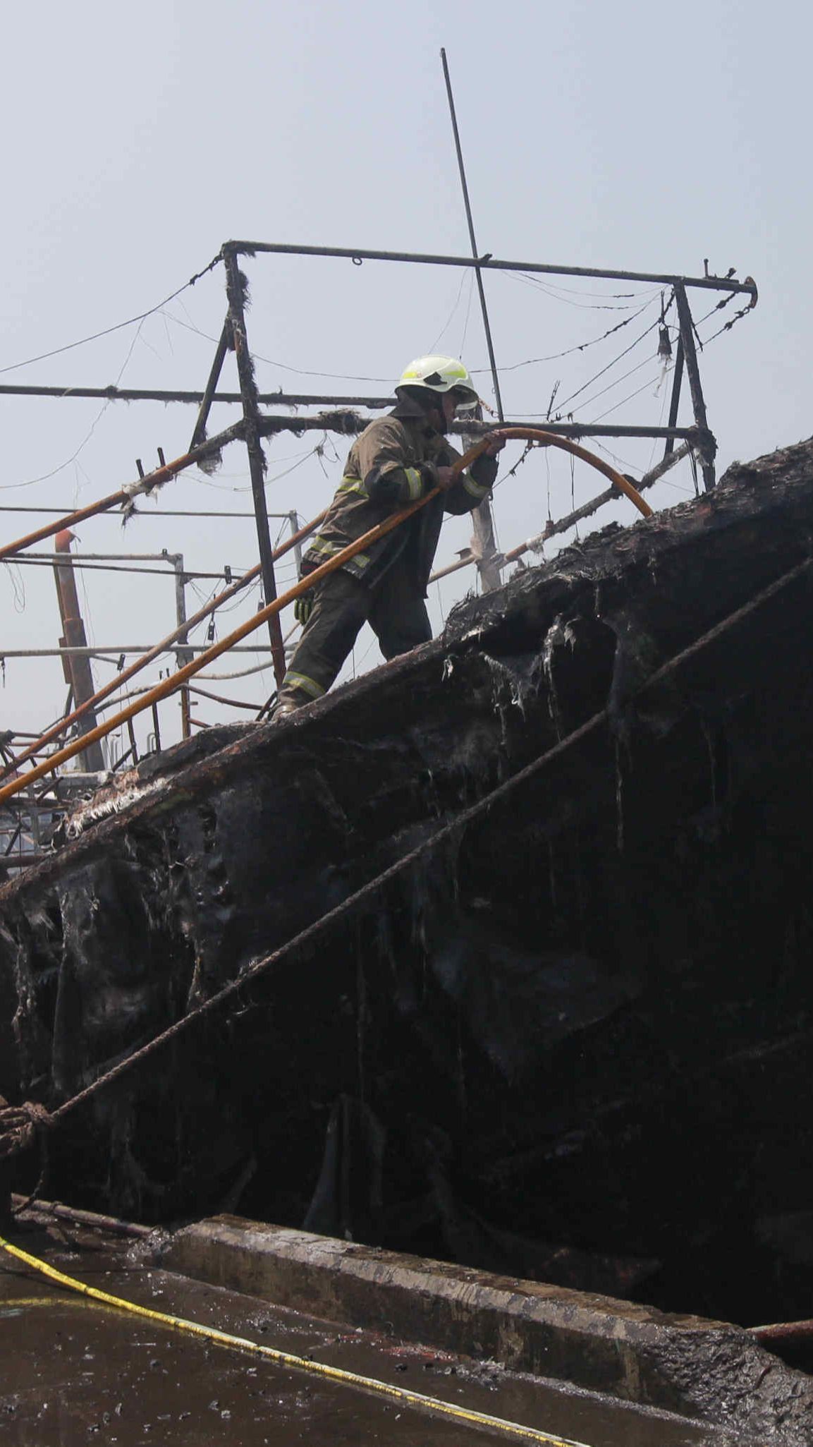 FOTO: Kondisi 10 Kapal Nelayan di Pelabuhan Muara Baru Ludes Terbakar