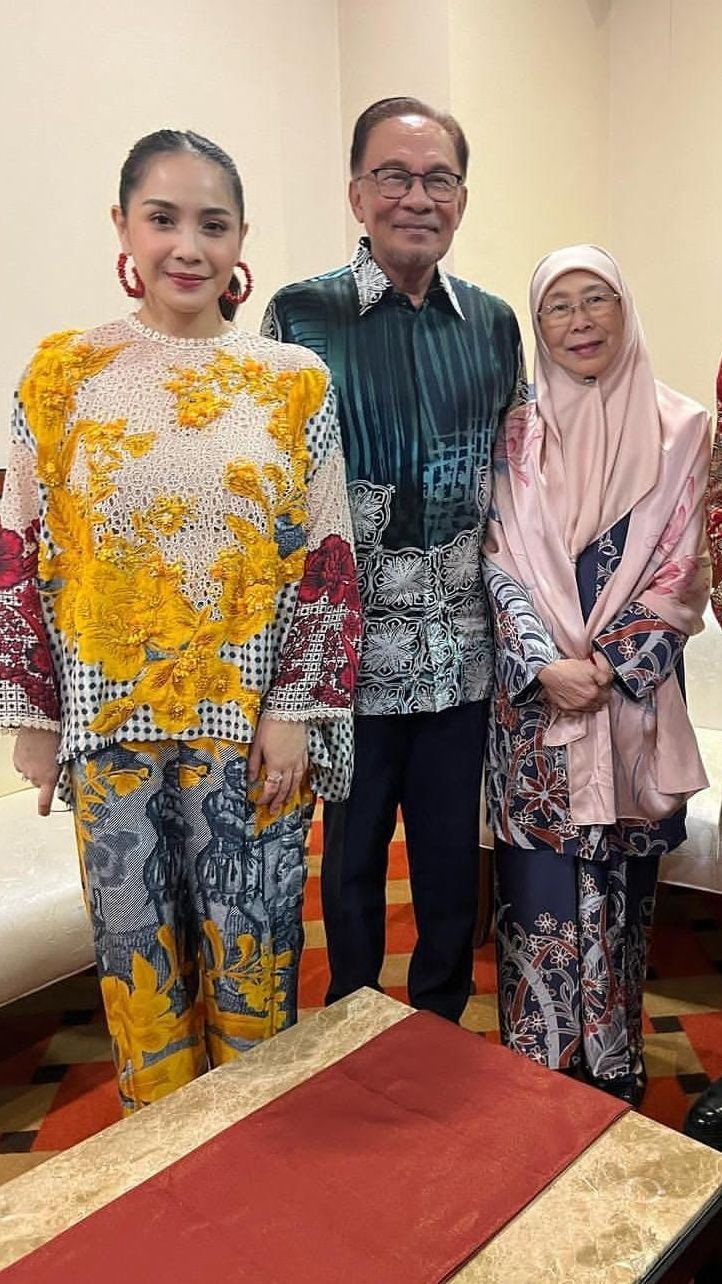 Penampilan Nagita Slavina Bertemu Perdana Menteri Malaysia Bikin Salfok, Netizen 'Vibesnya Seperti Ibu Negara'