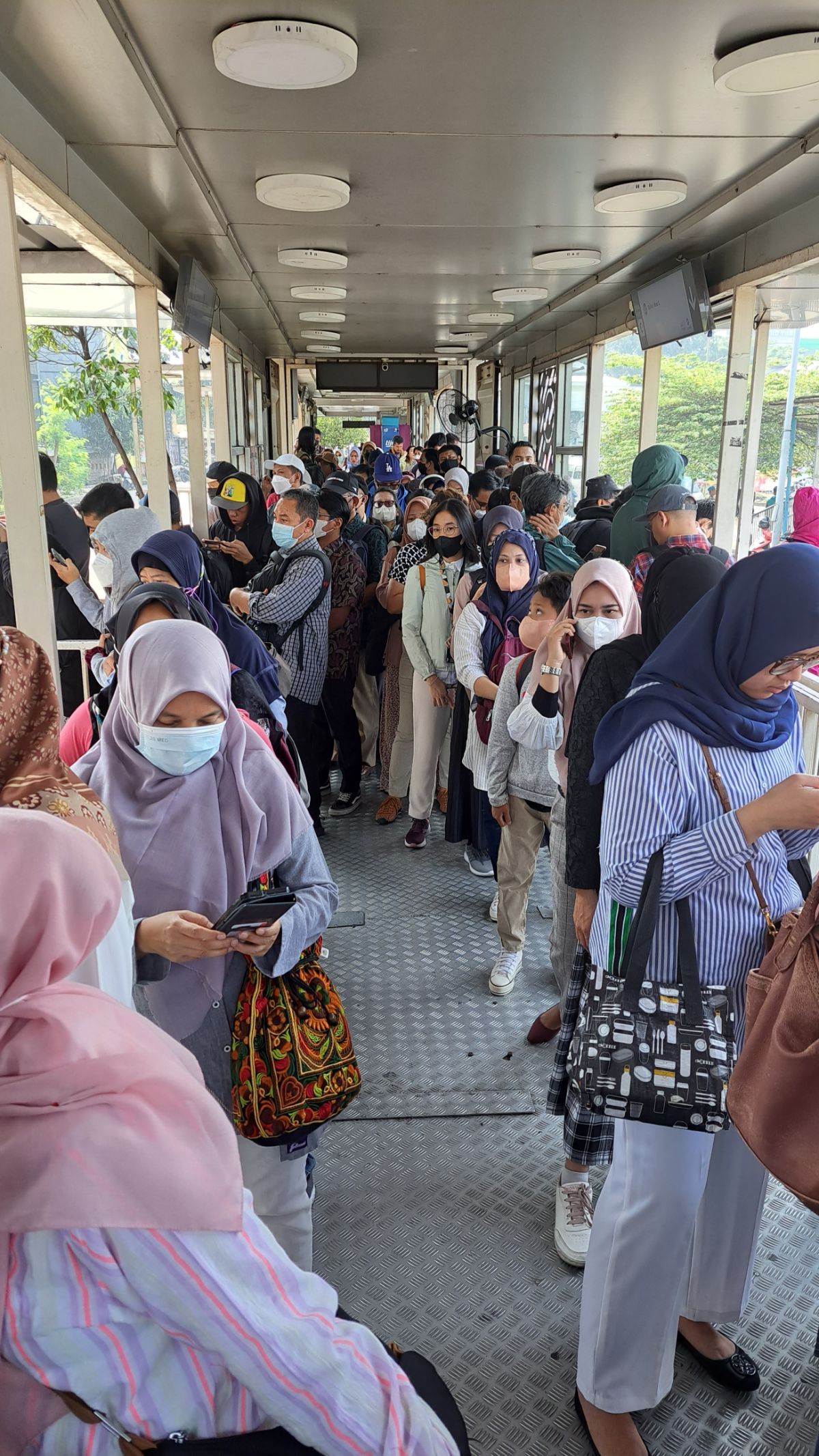 Hari Kedua KTT ASEAN: Lalin Arah Senayan Macet, Penumpang Transjakarta Numpuk