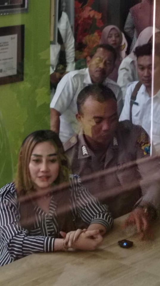 Muncul ke Publik Usai Bikin Heboh, Ini Penampakan Terbaru Selebgram Luluk Nuril & Suaminya Berpangkat Bripka