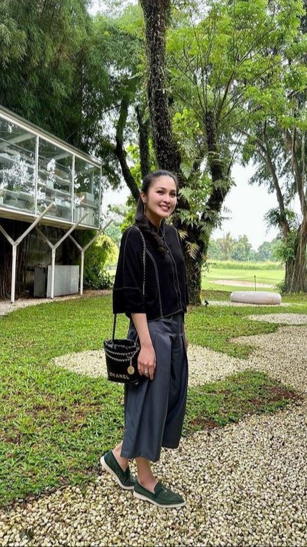 Potret Sandra Dewi Tampil Sederhana dan Casual Pakai Kaos Oblong