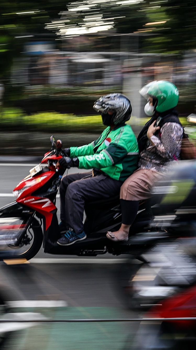 Kejadian Lagi, Aksi Konten Kreator Halau Pengendara Lawan Arah Berujung Cekcok dengan Ojol