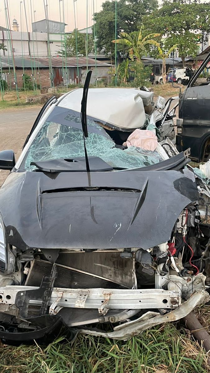 Sejoli Tewas Kecelakaan di Boulevard Makassar, Mobil Ringsek Terguling ke Arah Berlawanan