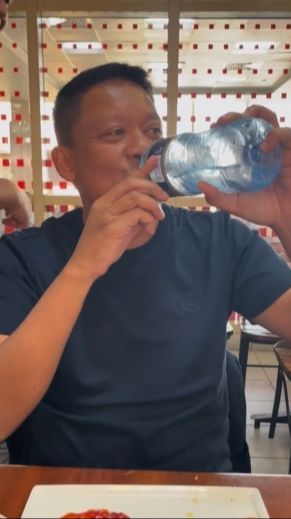 Momen Jenderal Polisi Makan di Restoran, Pas Haus Dikasih Keringet lalu Diminum