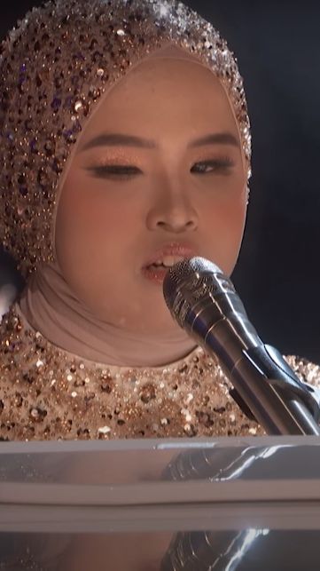 Dapat 4 Standing Ovation dari Juri, Intip Penampilan Memukau Putri Ariani di Semifinal AGT 2023