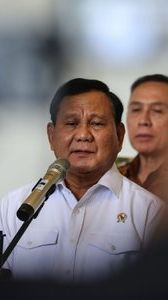 Capres Prabowo Lepas Kemeja Kebangaan Lempar ke Pendukung