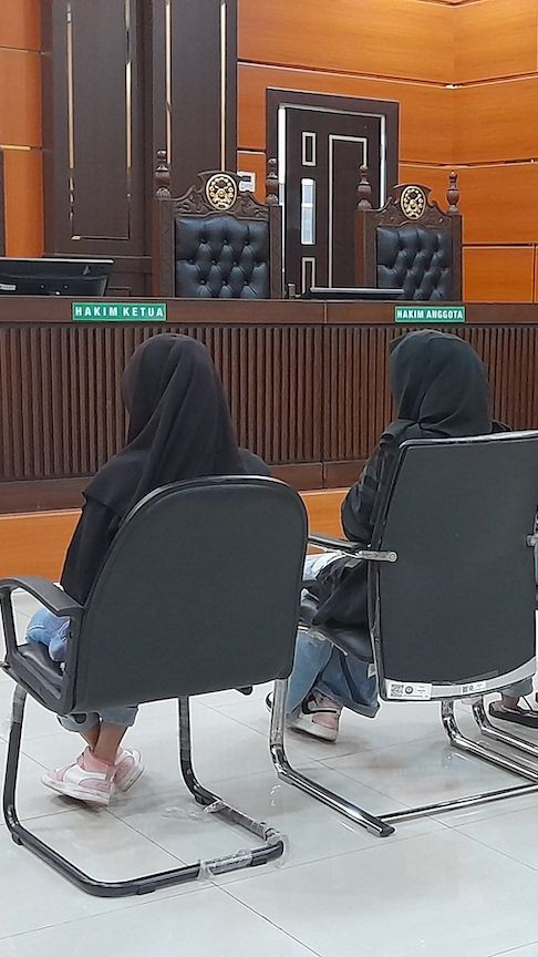 Tertunduk, Tiga Perempuan Cekoki Miras ke Kucing Jalani Sidang Perdana