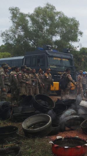 Warga Rempang Batam Bentrok dengan Petugas Gabungan, Terjadi Lemparan Batu dan Tembakan Gas Air Mata