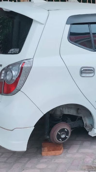 Maling Cerdik! Tak Bisa Gondol Mobil Malah Empat Ban Disikat, Pemilik Bengong Auto Syok