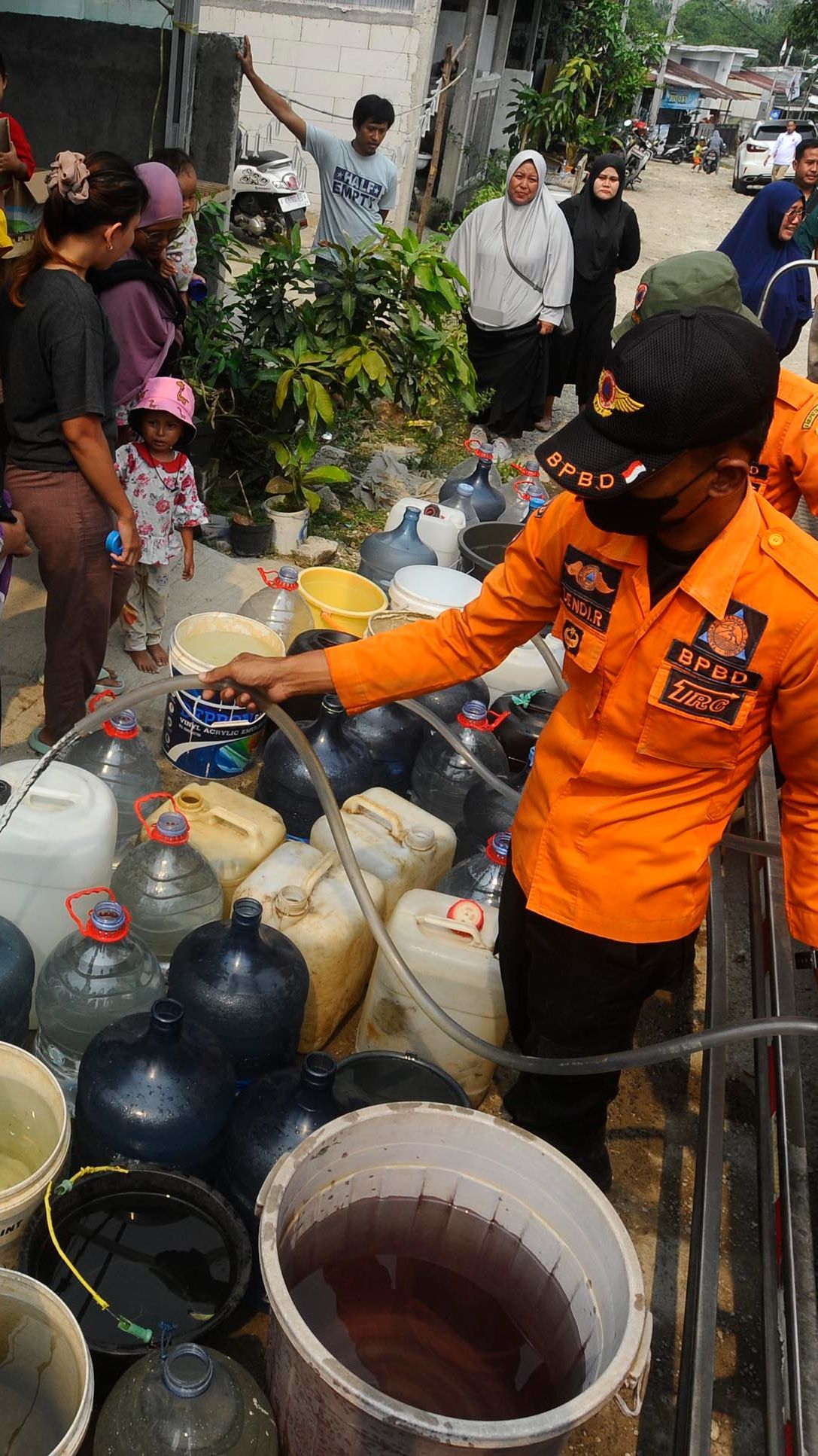 FOTO: Krisis Air Bersih di Kabupaten Bogor Kian Meluas, BPBD Sebut Ada 220.574 Jiwa Terdampak Kekeringan