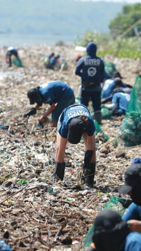 Pemkab dan Sungai Watch Gelar Aksi Big Clean Up di Pantai Muncar Banyuwangi