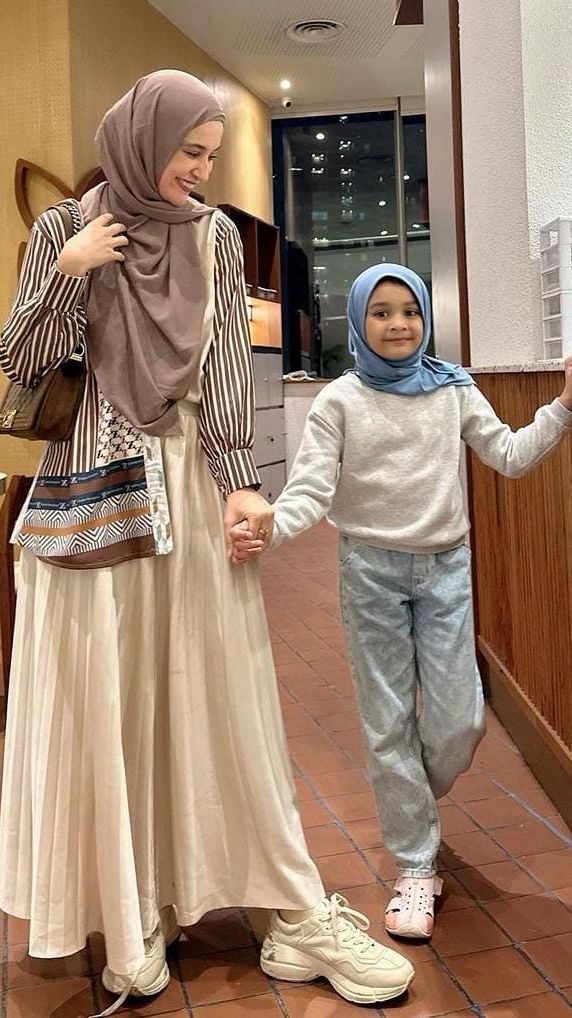 Cantik 11 12 Kayak Kembar, Potret Shireen dan Sang Putri yang Tampil Manglingi Pakai Hijab