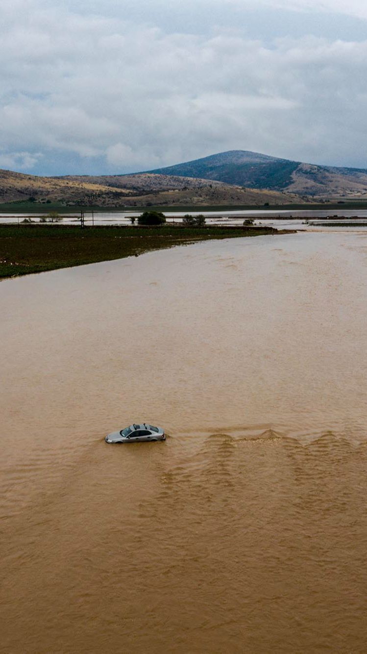 FOTO: Banjir Dahsyat Terjang Yunani: Hancurkan Jembatan, Mobil-Mobil hingga Pembangkit Listrik