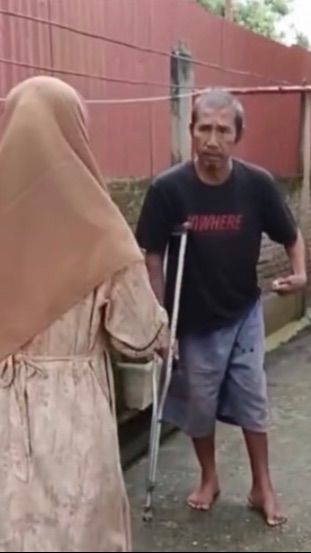 Tak Pernah Jumpa Sejak Lahir hingga Usia 23 Tahun, Wanita Ini Nangis saat Lihat Kondisi dan Rumah Sang Ayah