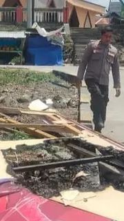 VIDEO: Kronologi Polisi Mabuk Bakar Baliho Bergambar Jokowi & Ganjar di Buton Tengah