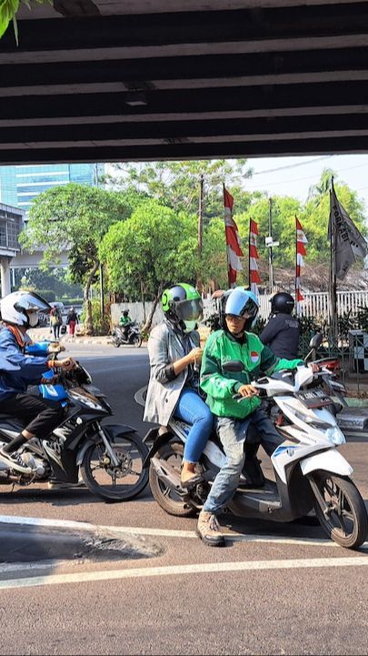 Tak Ada Polisi, Pengendara Makin Banyak Lawan Arah di Flyover Slipi