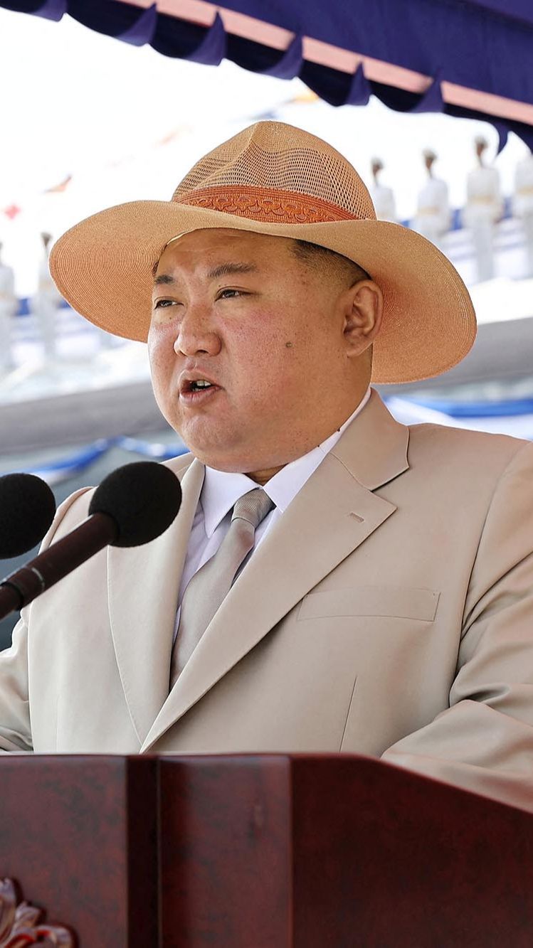 FOTO: Luncurkan Kapal Selam Bersenjata Nuklir, Kim Jong-un Bergaya Mirip Luffy One Piece