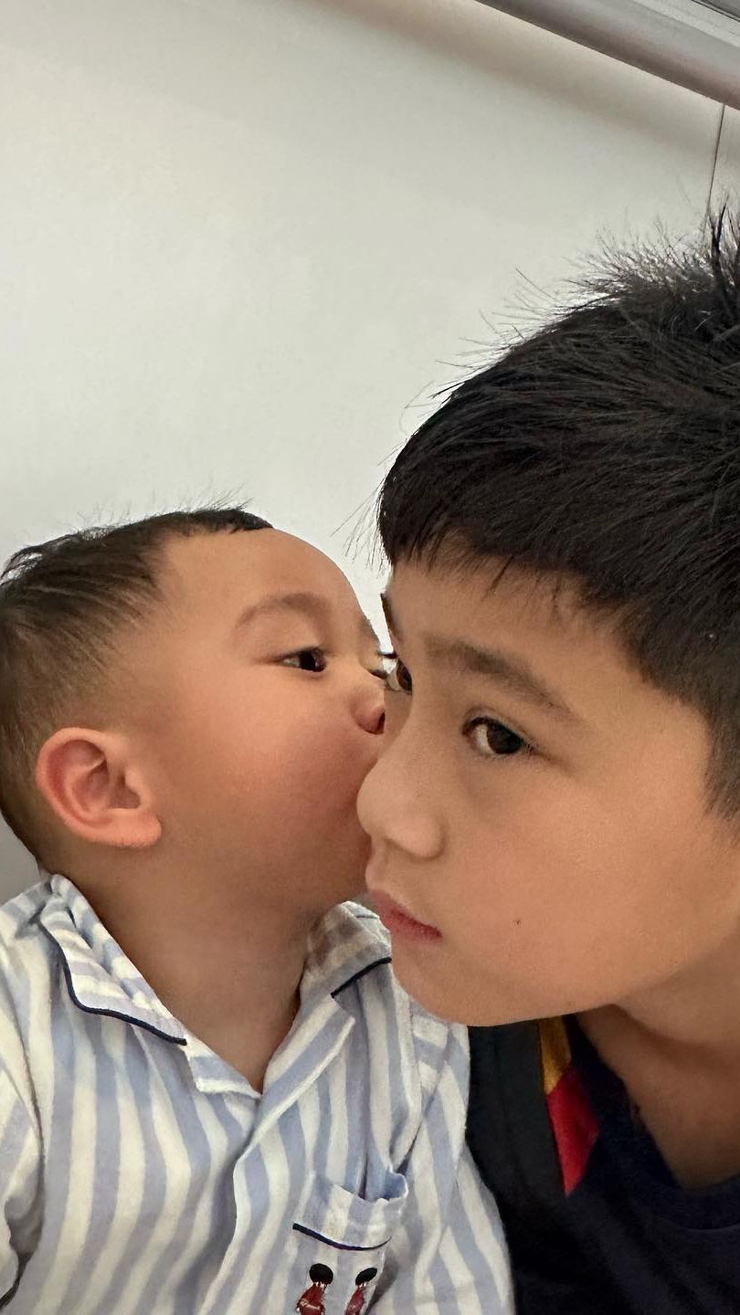 Cute! 10 Foto Terbaru Duo Pangeran Andara Rafathar dan Rayyanza, Netizen 'Makin Hari Makin Menggemaskan'