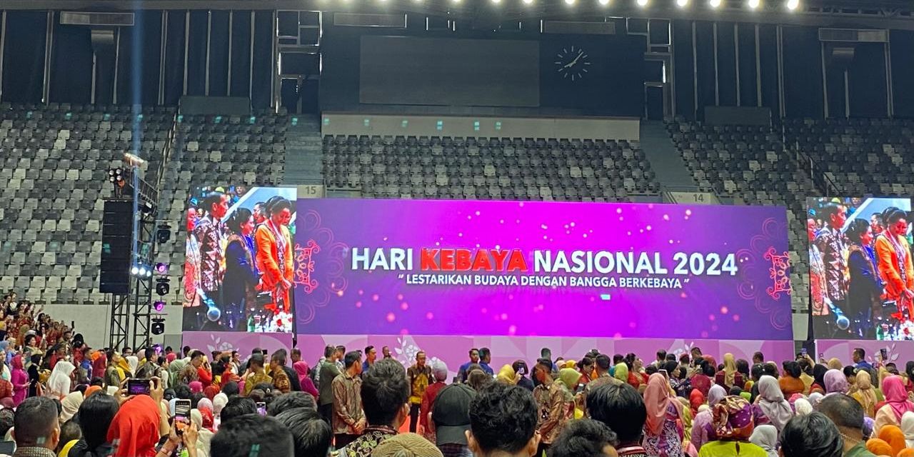 Bikin Heboh Peserta, Momen Jokowi Gandeng Iriana saat Acara Hari Kebaya Nasional di Istora Senayan Jakarta