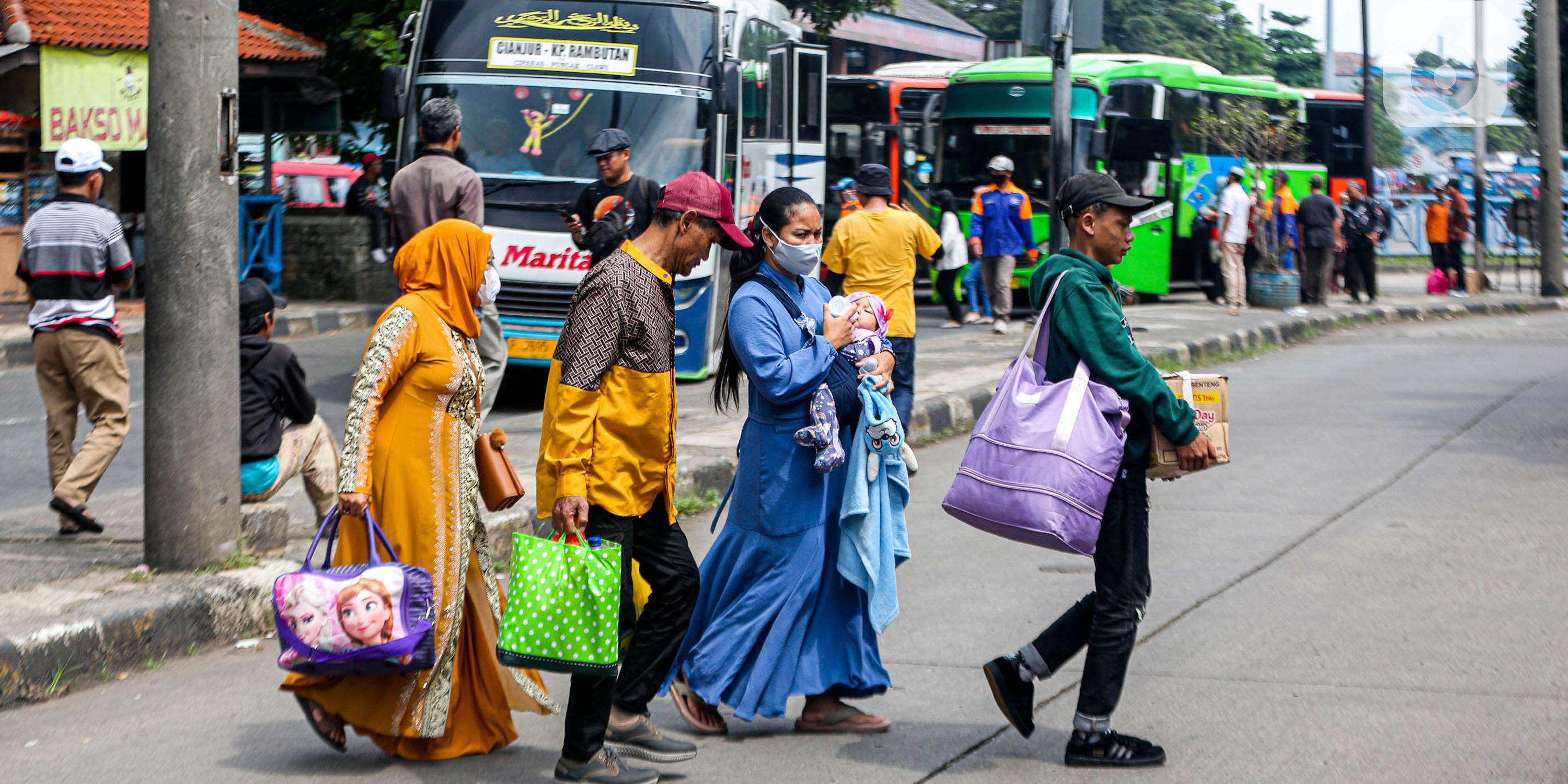 Aturan Sedang Disusun, Masyarakat Dilarang Merokok di Area Transportasi Umum