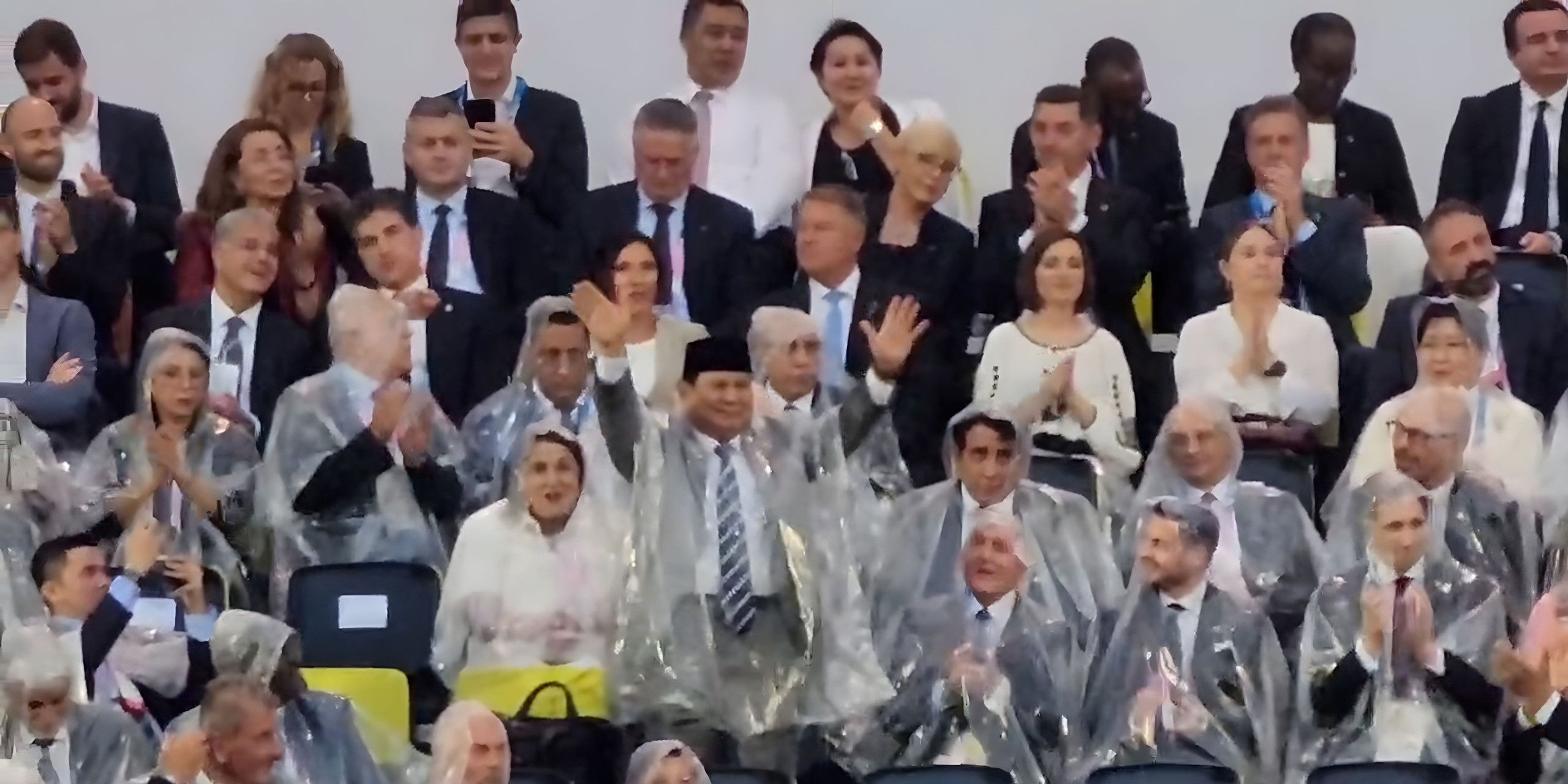 Momen Prabowo Pakai Jas Hujan Bakar Semangat Kontingen Indonesia di Opening Olimpiade Paris 2024