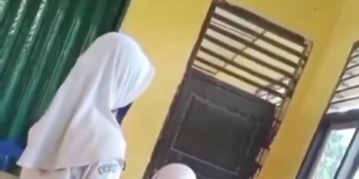 Viral Siswi SMP Dibully Teman Sekelas, Hijab Ditarik hingga Jatuh dan Terbentur Meja Ini Pemicunya