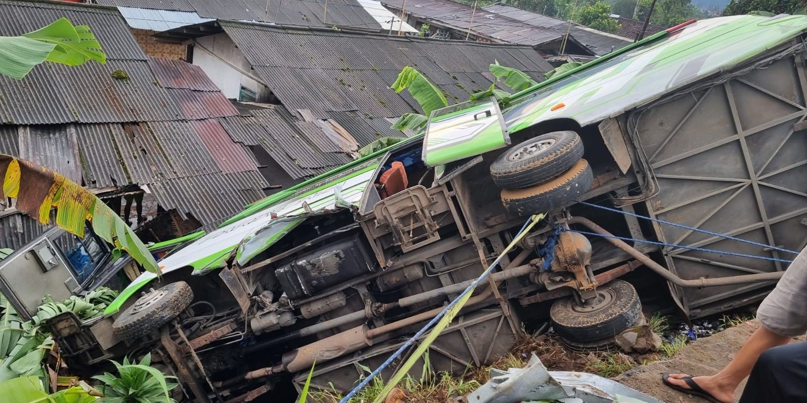 Bus Rombongan dari Rawabelong Jakbar Terperosok di Puncak Bogor