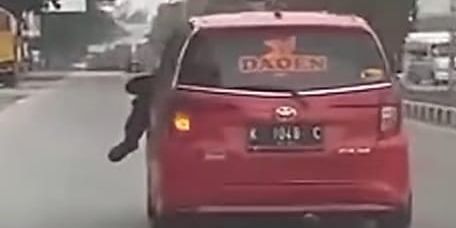 Viral Polisi Loncat dan Terbawa di Kap Mobil