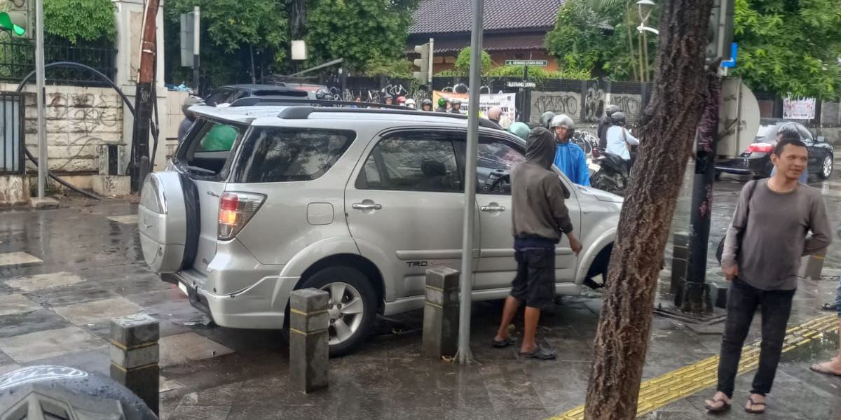 Kronologi Bocah 9 Tahun Bawa Mobil hingga Tabrak Mobil dan Motor di Kemang