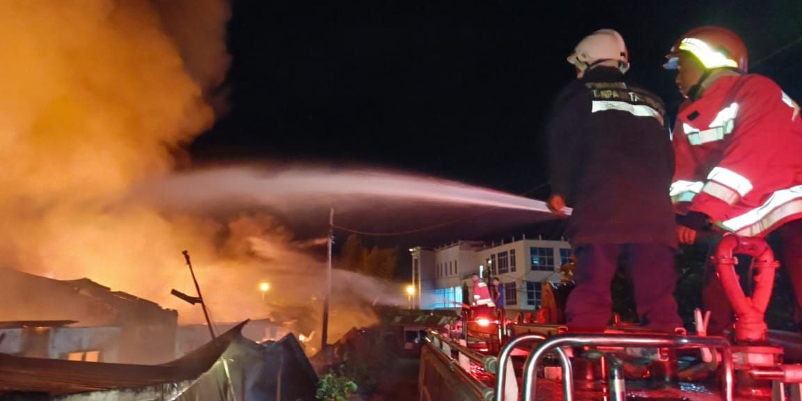 10 Rumah di Asrama Polisi Lamteumen Banda Aceh Terbakar