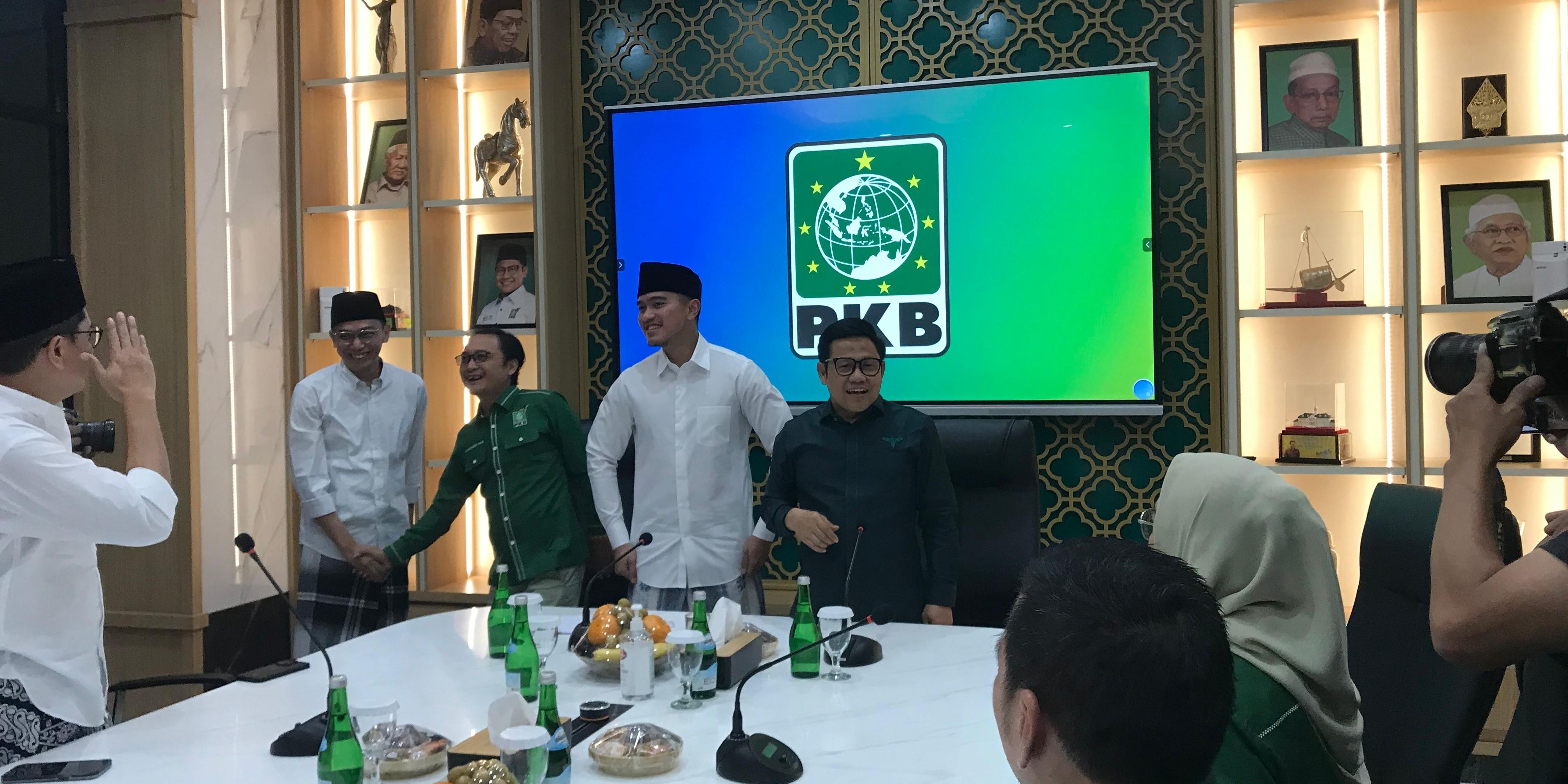 Datang ke PKB, Kaesang Pangarep Sarungan dan Berkopiah Hitam