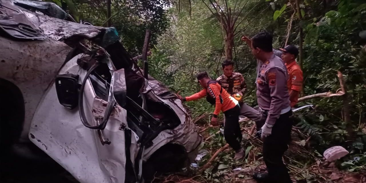 Hendak Jalan-Jalan, Fortuner Masuk Jurang di Jalur Dieng-Batang Ternyata Pisah dari Rombongan Keluarga