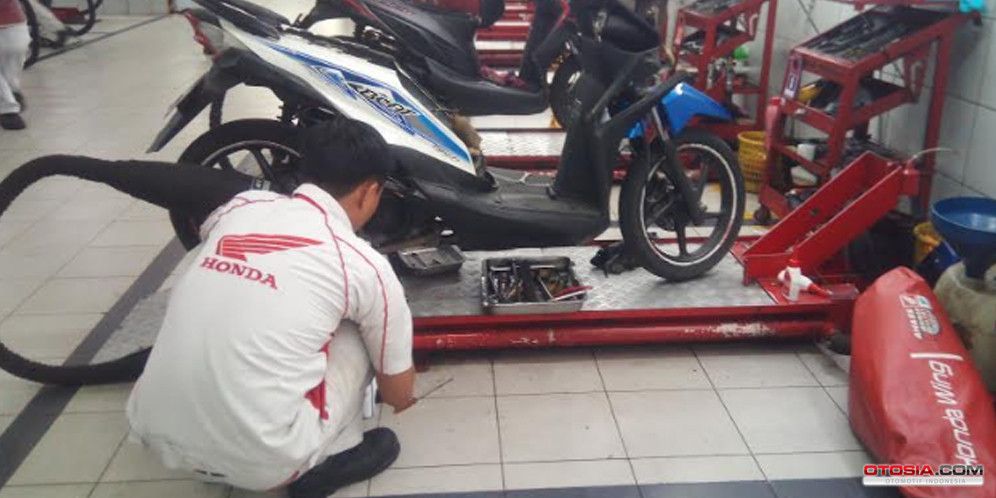 Apakah aman membersihkan bagian CVT motor matic menggunakan bensin?